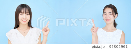 人差し指を上げるポーズをする女性たち 95302961
