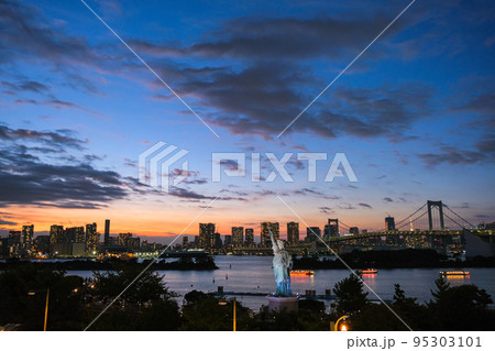 東京都 夕暮れのお台場 95303101