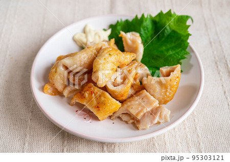 鶏皮の塩焼き 鶏皮の塩焼き 95303121