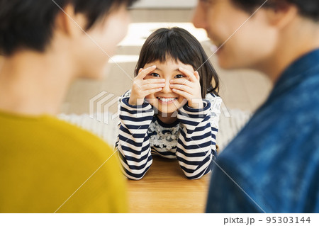 仲が良いパパとママを見つめる女の子 95303144