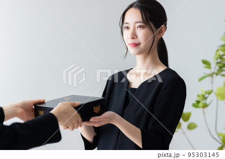 葬儀イメージ　精進落とし　通夜振舞 95303145