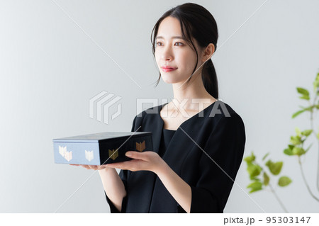 葬儀イメージ　精進落とし　通夜振舞 95303147