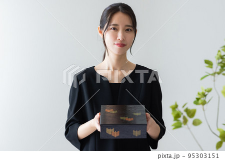 葬儀イメージ　精進落とし　通夜振舞 95303151