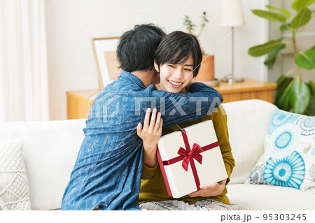 プレゼントをもらって喜ぶ女性 95303245