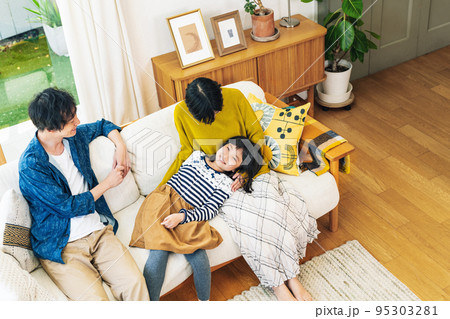 家のリビングで団欒する家族 家のリビングで団欒する家族 95303281
