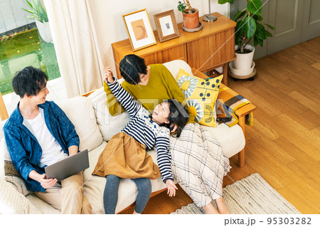 家のリビングで団欒する家族 家のリビングで団欒する家族 95303282