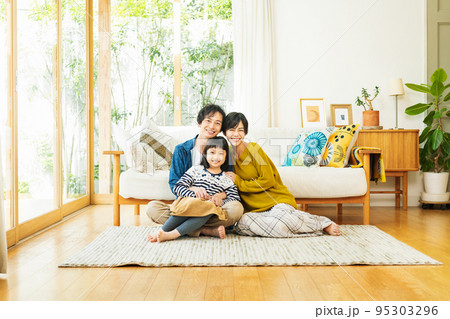 マイホームで新生活を始める家族 95303296