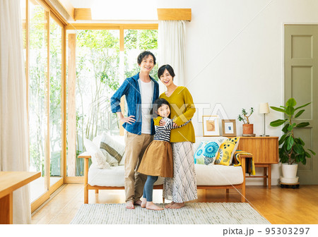 マイホームで新生活を始める家族 95303297