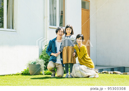マイホームと家族のポートレート 95303308