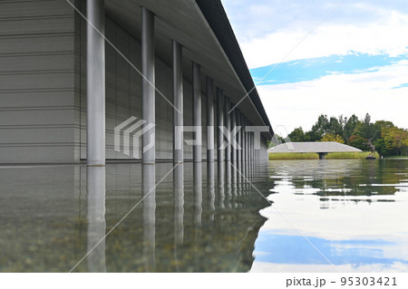 初秋に訪れた滋賀県の佐川美術館が美しい 95303421