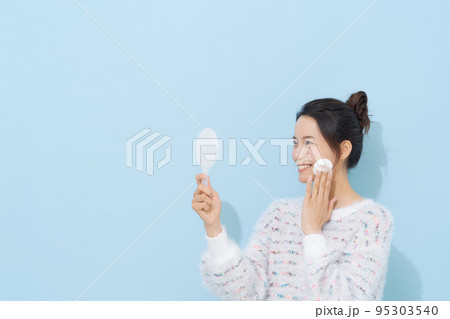 メイクをする20代女性 95303540