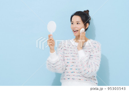 メイクをする20代女性 95303543