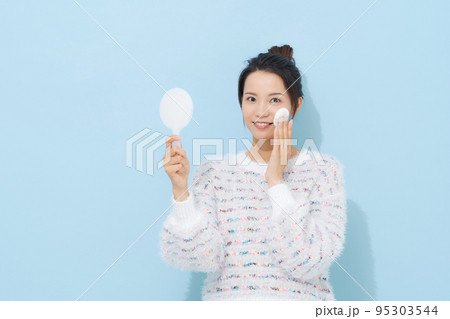 メイクをする20代女性 95303544
