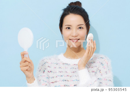 メイクをする20代女性 95303545