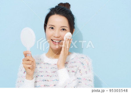 メイクをする20代女性 95303548