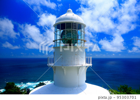 四国・室戸岬・室戸岬灯台・最御崎寺側の展望所より正面から眺める白亜の灯台・高知県室戸岬町(2) 95303701