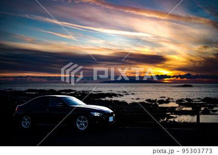 BMWと千葉・館山の夕焼け BMWと千葉・館山の夕焼け 95303773