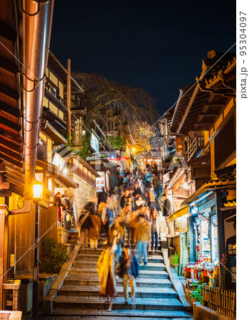 秋の京都 産寧坂 夜景 秋の京都 産寧坂 夜景 95304097