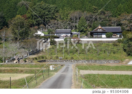 岡山県美咲町にある高野山真言宗のお寺「華蔵寺」 岡山県美咲町にある高野山真言宗のお寺「華蔵寺」 95304306