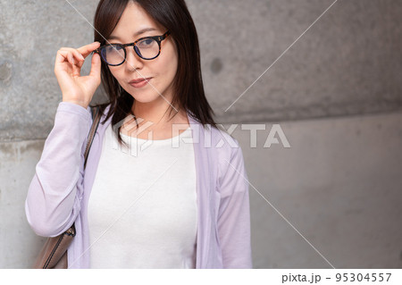 ビジネス　メガネ　女性　OL 95304557