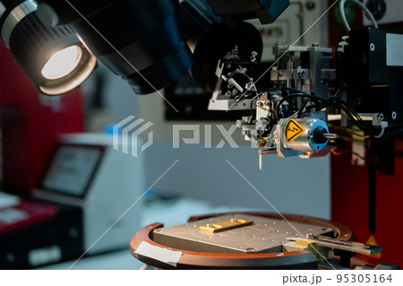Automatic desktop wire bonder at exhibition Automatic desktop wire bonder at exhibition 95305164