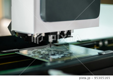 Automatic SMD pick and place machine assembling computer circuit board 95305165