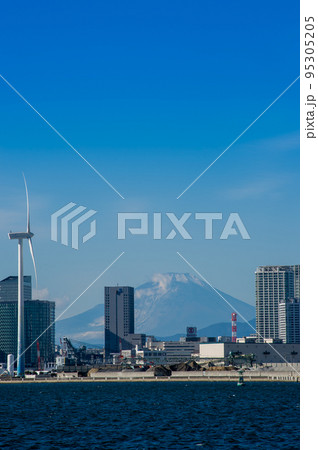 富士山を背景にした横浜MM21の風景（その2）です 95305205