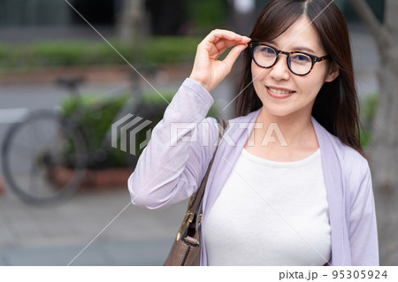 ビジネス　メガネ　女性　OL 95305924