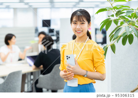 オフィスで働く若い女性 95306315