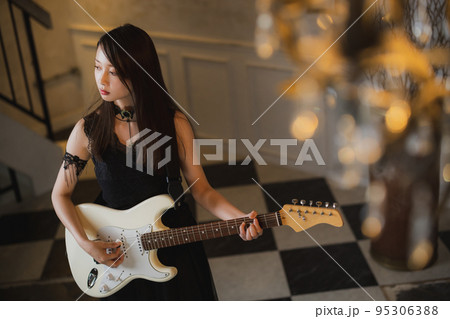 ミュージシャン　エレキギター　 95306388