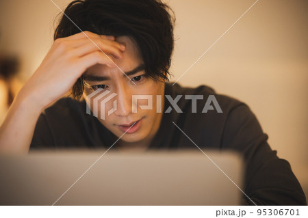 夜 パソコン 悩む男性 夜 パソコン 悩む男性 95306701