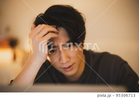 夜　パソコン　悩む男性 95306713