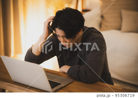 夜　パソコン　悩む男性 95306719