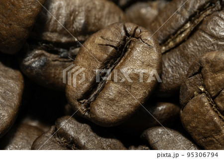 コーヒー豆のマクロ写真 95306794