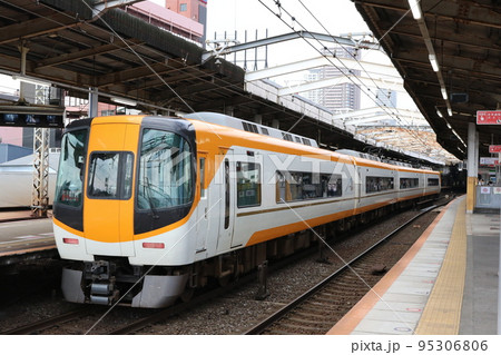鶴橋駅に停車中の近鉄特急22000系リニューアル車 95306806