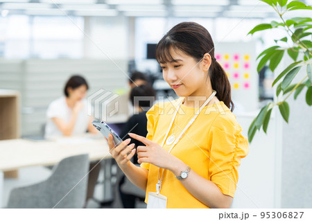 オフィスで働く若い女性 オフィスで働く若い女性 95306827