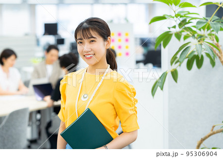 オフィスで働く若い女性 オフィスで働く若い女性 95306904
