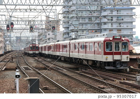 鶴橋駅に入線する近鉄2400系電車と1220系電車 鶴橋駅に入線する近鉄2400系電車と1220系電車 95307017