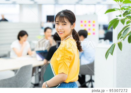 オフィスで働く若い女性 オフィスで働く若い女性 95307272