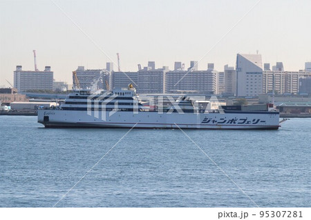 クルーズ船にっぽん丸が神戸港中突堤を出港すると入れ替わるようにカーフェリーこんぴらが入港してきました 95307281