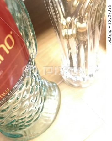 クリスマス用ワインの空ボトルと花瓶 95307326