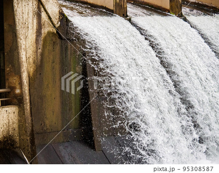 ダム湖の滝を止めて撮影 95308587