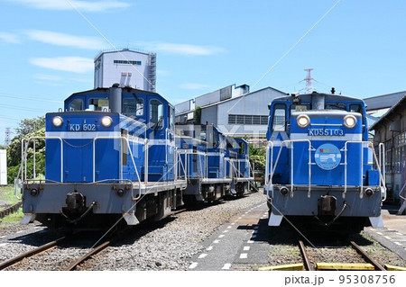 車両基地で並ぶ京葉臨海鉄道KD60形ディーゼル機関車とKD55形ディーゼル機関車 95308756