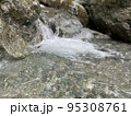 小さな滝の水しぶき 95308761