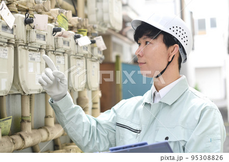 作業服を着た検針員の男性 作業服を着た検針員の男性 95308826