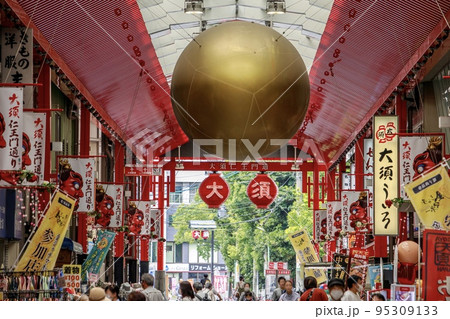 名古屋市　大須商店街の仁王門通り 95309133