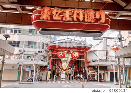名古屋市　大須商店街の仁王門通り 95309134