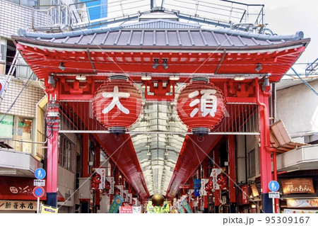 名古屋市　大須商店街の仁王門通り 95309167