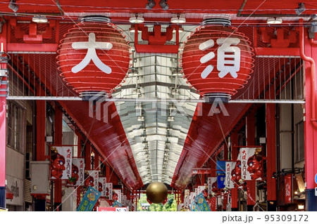 名古屋市　大須商店街の仁王門通り 95309172