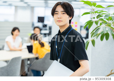 オフィスで働くエンジニア オフィスで働くエンジニア 95309308